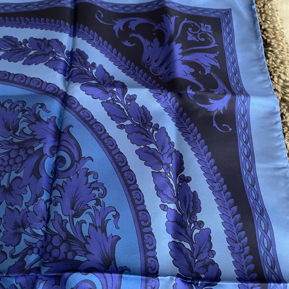 🌟Rare Versace Silk Scarf - Picture 5 of 7